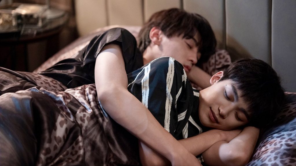 Wu Suo Wei and Chi Cheng cuddling