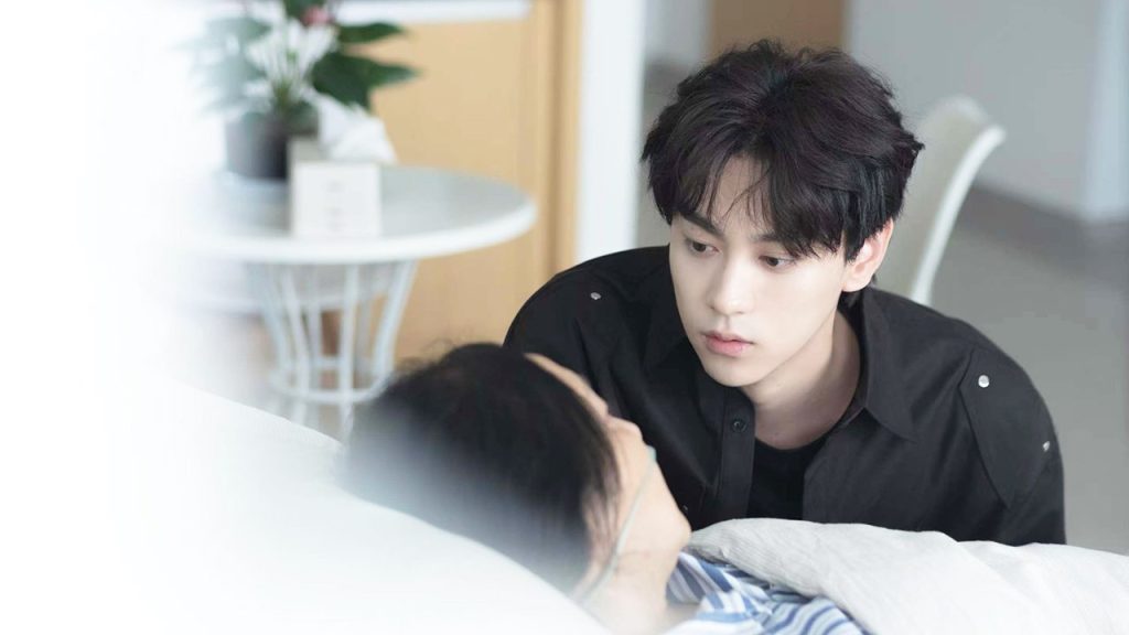 Chi Cheng with Wu Suo Wei's sick mom at the hospital